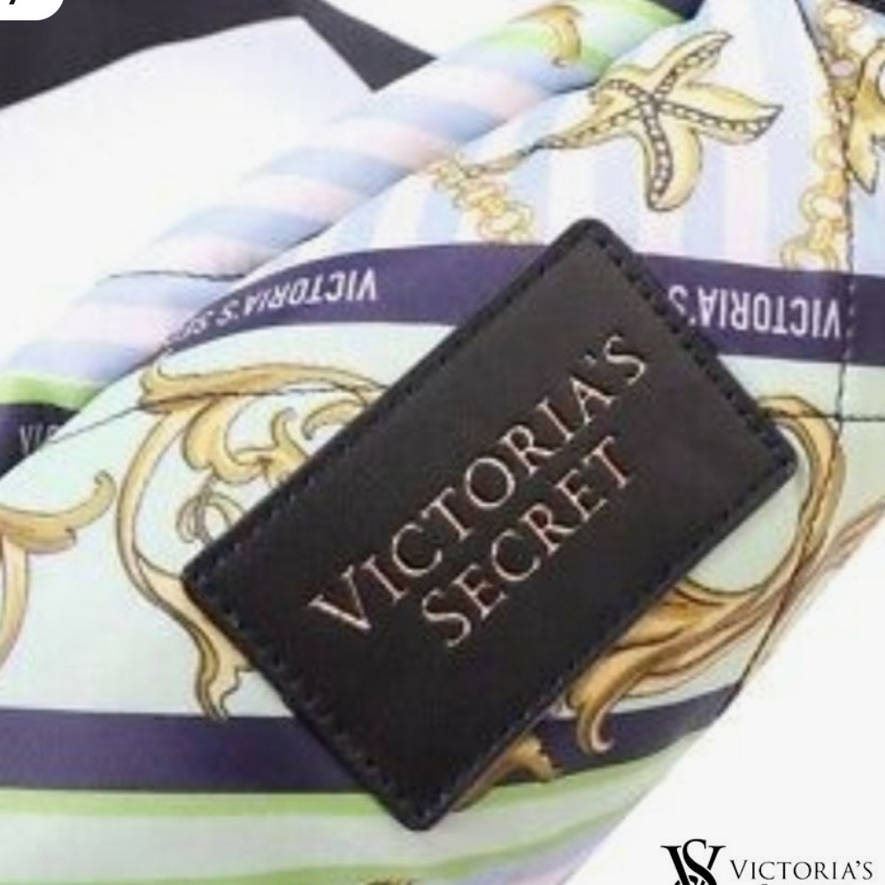 Victoria's Secret Limited Edition Fold-and-Packable Outdoor Blanket - Picture 7 of 16